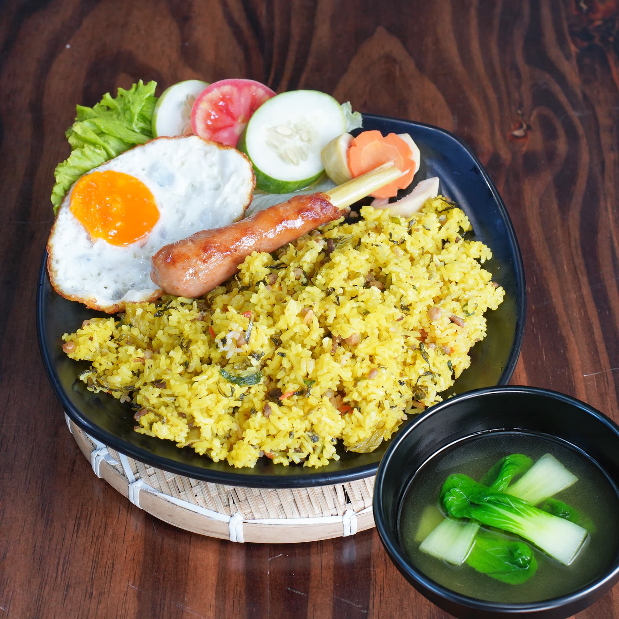 Cơm chiên nem lụi vị dưa bò