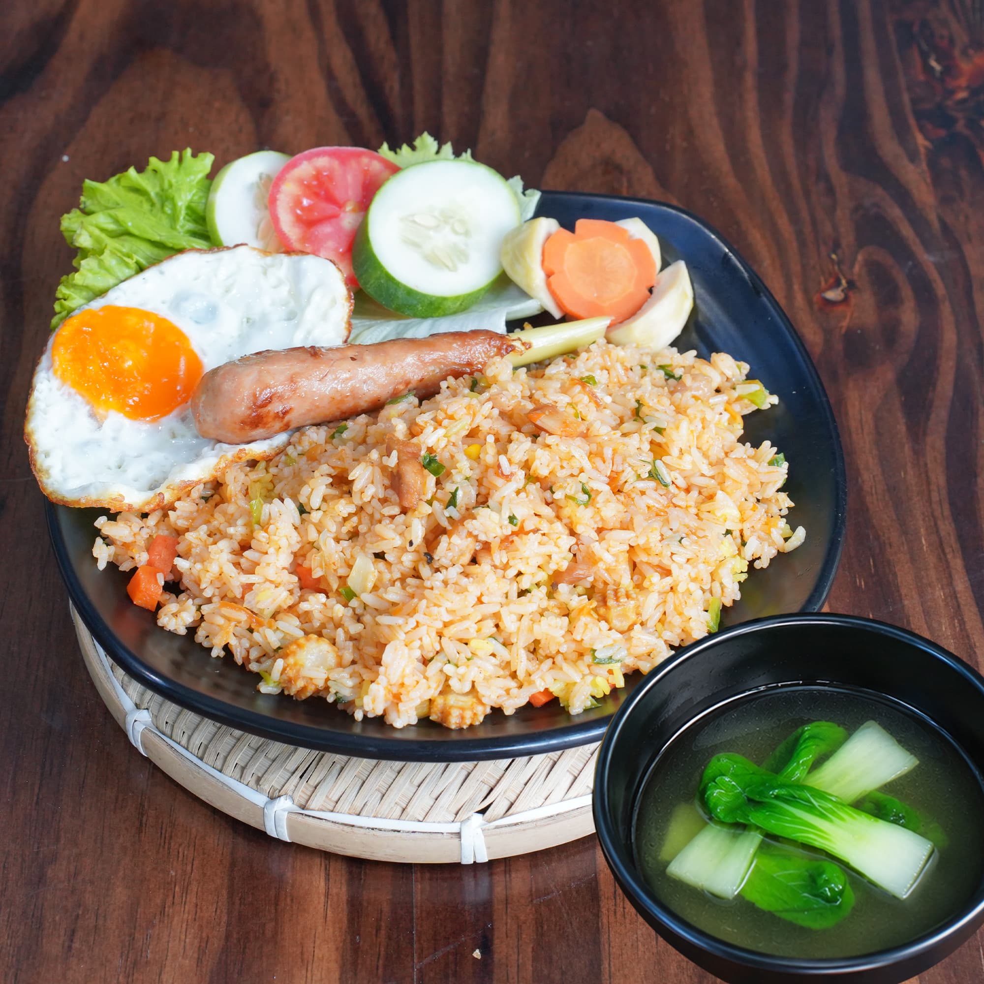 Cơm chiên nem lụi vị gà cháy tỏi