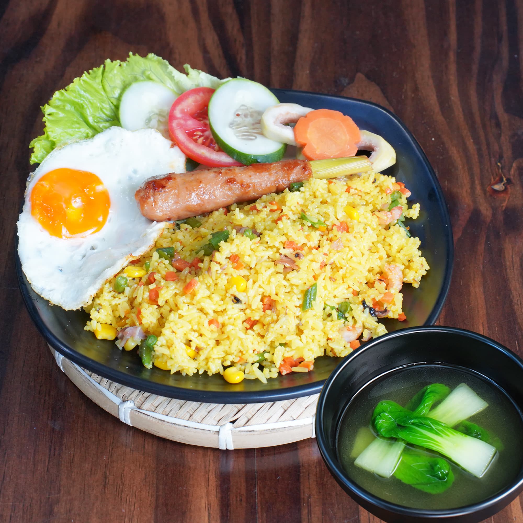 Cơm chiên nem lụi vị hải sản