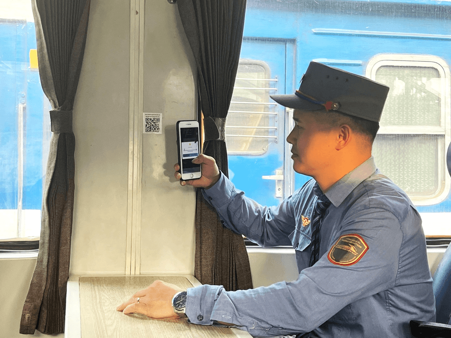 Hướng dẫn quét QR ngay trên ghế tàu để đặt món